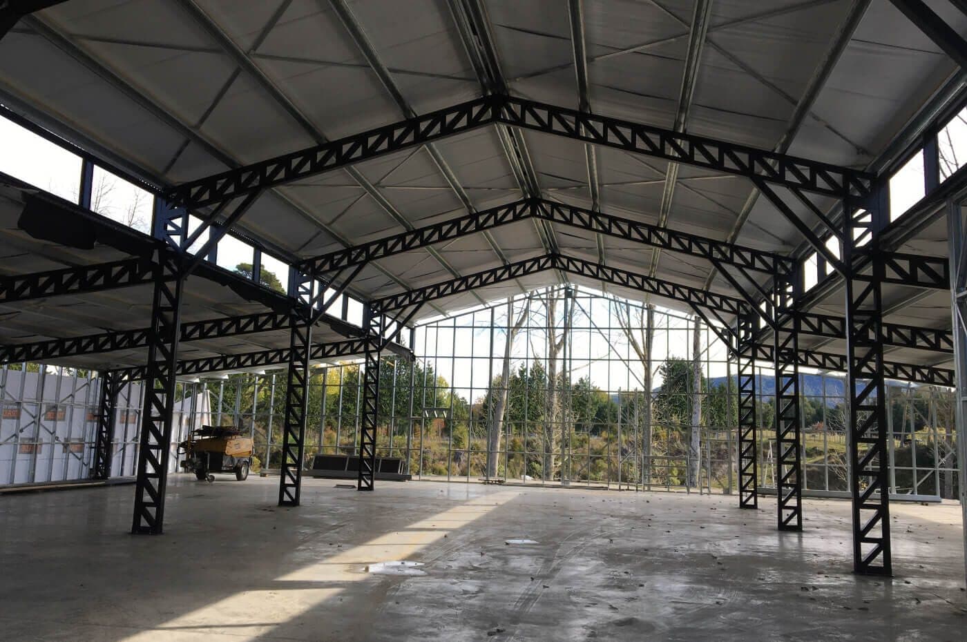 Interior amplo de um galpão, sem pilares no meio do vão