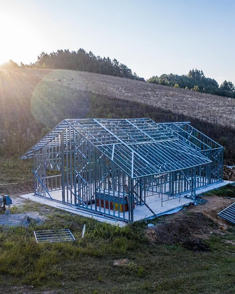 Estrutura metálica montada sobre a laje, vista de cima e de lado